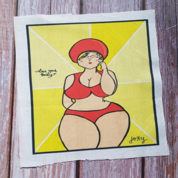 Femme en maillot de bain rouge